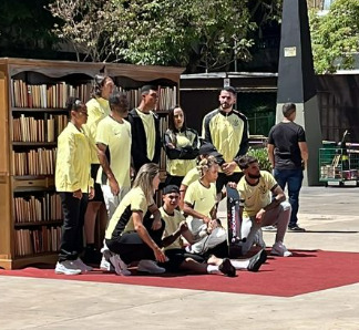 Jogadores e personalidades do Corinthians tiram fotos com novo terceiro uniforme; confira