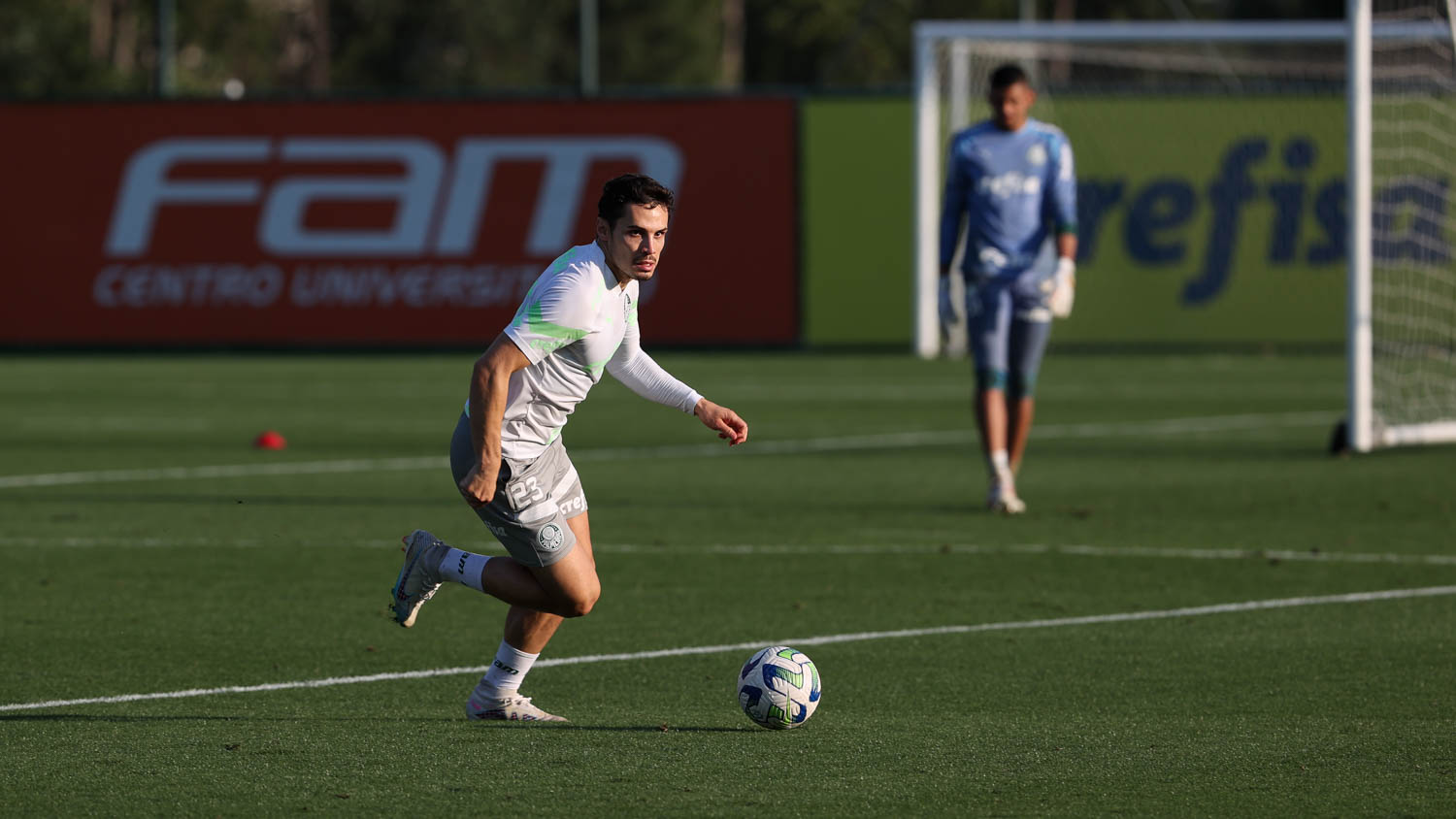 Piquerez, Ríos e Veiga voltam a treinar pelo Palmeiras; Gómez segue como desfalque