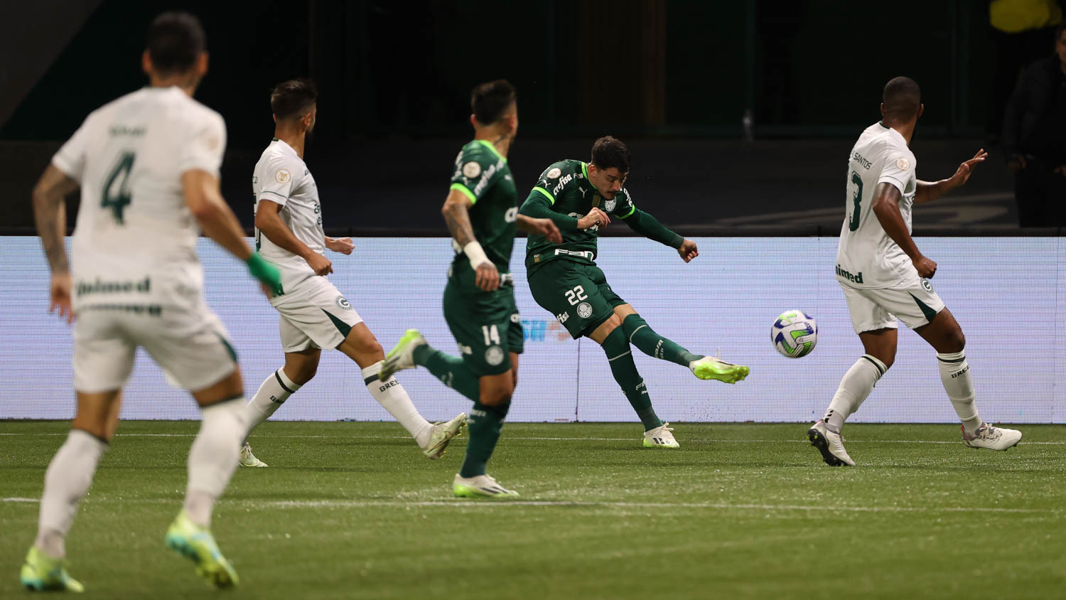 Com um a mais, Palmeiras vence Goiás no fim e diminui vantagem do Botafogo na liderança do Brasileirão