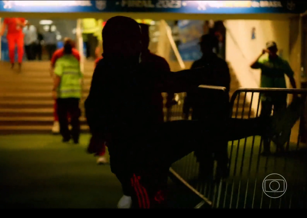 Irritado com derrota do Flamengo, Sampaoli chuta grade a caminho do vestiário do Maracanã