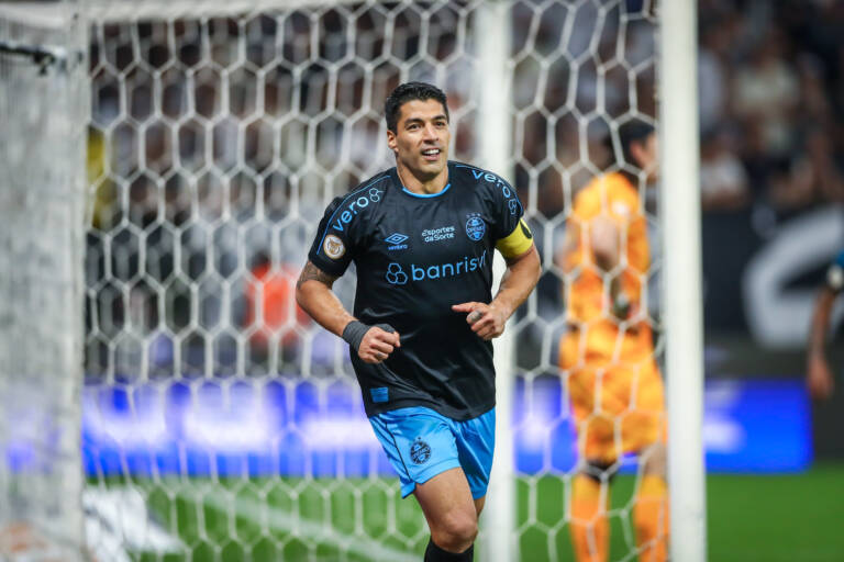 Suárez reclama de suposto pênalti não marcado contra o Corinthians: 