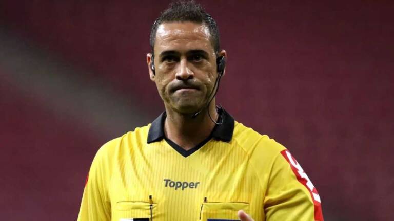 VAR que não assinalou pênalti contra o Corinthians já foi afastado por erro em Palmeiras x São Paulo