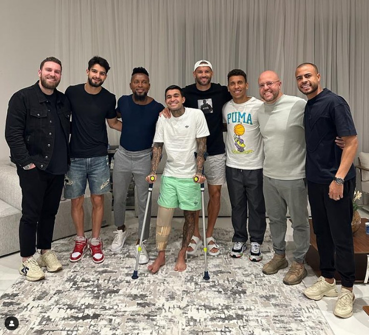 Lesionado, Dudu recebe visita de companheiros de Palmeiras: 