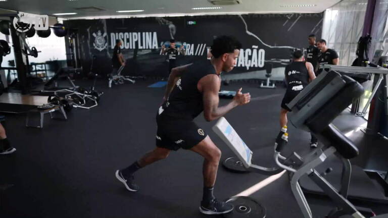 Elenco do Corinthians faz academia e treino tático visando o Botafogo