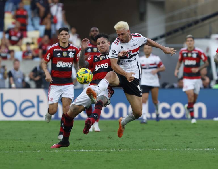 São Paulo x Flamengo: quantas vezes quem decidiu em casa foi campeão da Copa do Brasil?