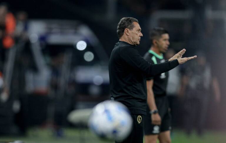 Luxa pede para torcida do Corinthians apoiar jogadores na semifinal da Sul-Americana: 
