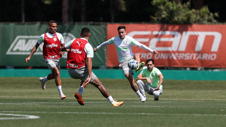 Com calor intenso, comissão de Abel treina detalhes para jogo do Palmeiras contra o Boca