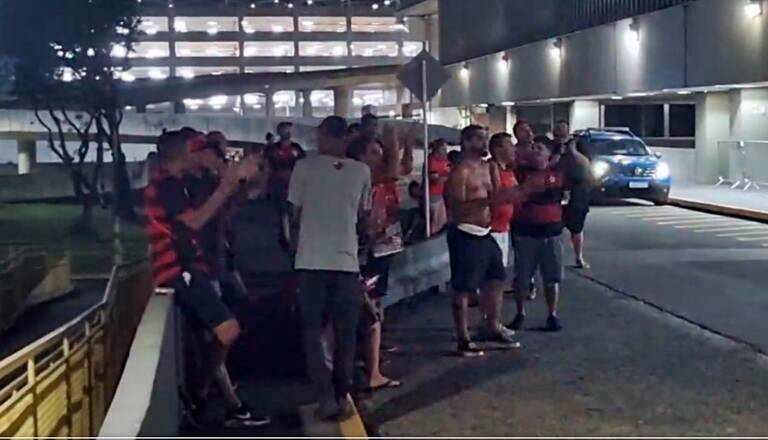Torcedores do Flamengo protestam no aeroporto contra o elenco e picham a Gávea