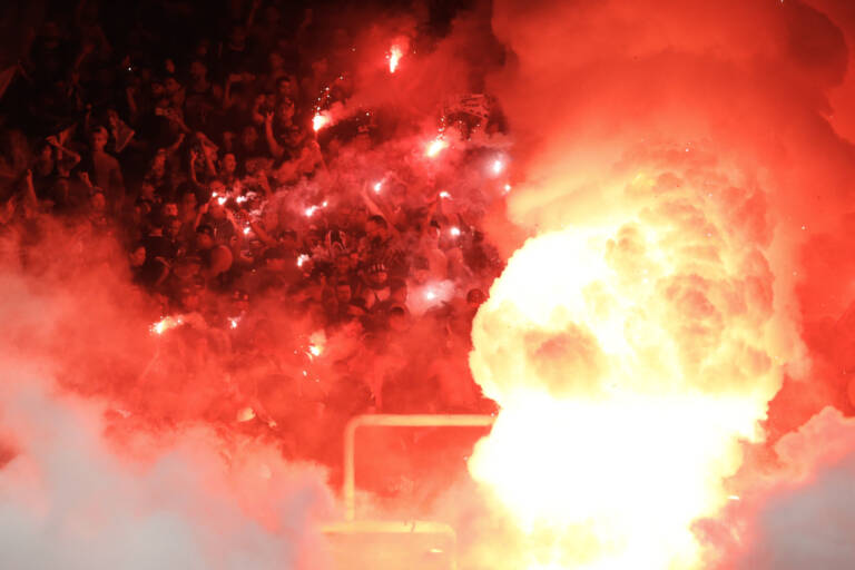 Torcedor do Corinthians deixa arquibancada de maca após incidente com sinalizador