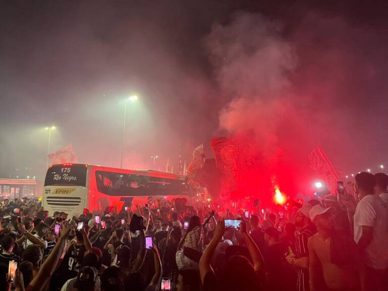 Torcedores recepcionam elenco do Corinthians e conduzem ônibus antes de jogo contra Fortaleza