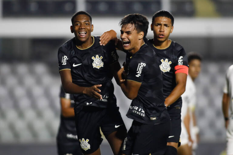 Corinthians reverte resultado com goleada sobre o Santos e pega o Palmeiras nas semis do Brasileiro sub-17