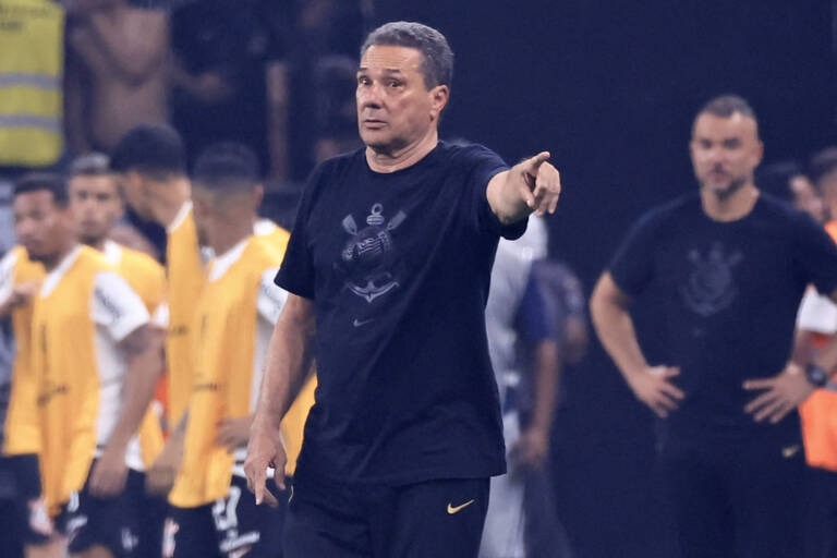 Técnico do Corinthians rebate críticas e revela que vai passar por cirurgia ao final do ano