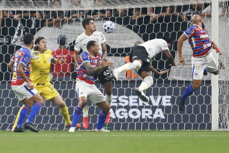 Em áudio divulgado pela Conmebol, VAR não vê falta em gol do Fortaleza contra o Corinthians