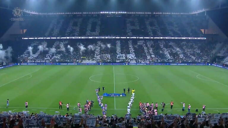 Festa da torcida do Corinthians tem mosaico e susto com sinalizadores; assista