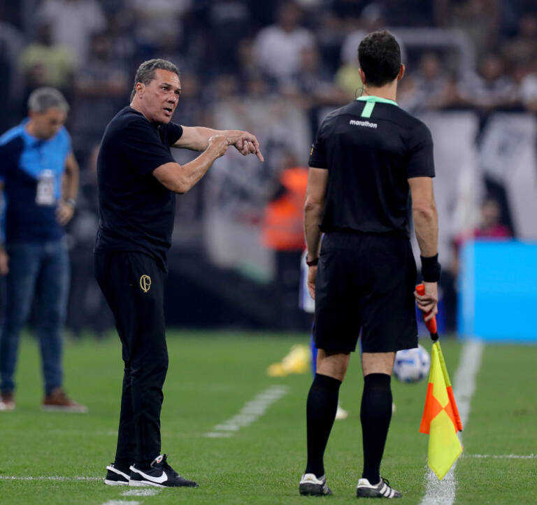 Luxemburgo explica ausência de Rojas e diz que faltou 