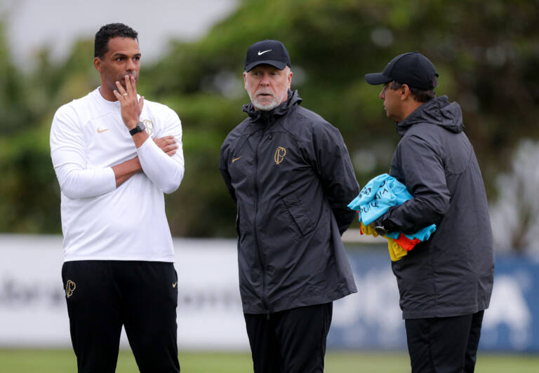 Assistente se junta a Mano, e Corinthians busca preparador físico
