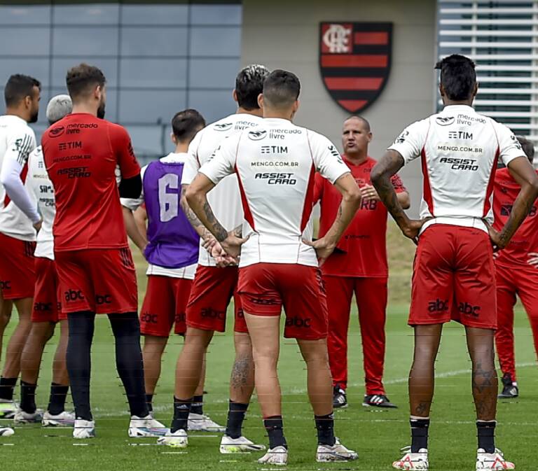 Com interino no comando, Flamengo encerra preparação para encarar o Bahia; Arrascaeta será desfalque