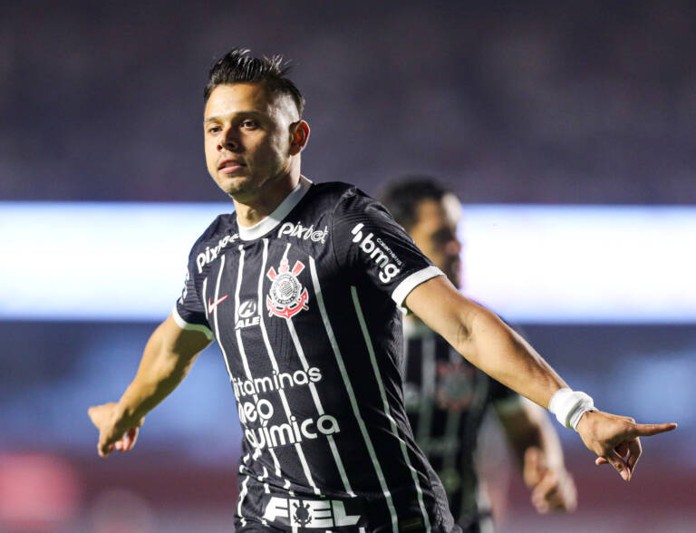 Auxiliar do Corinthians lamenta derrota para São Paulo, mas destaca pontos positivos no aspecto tático