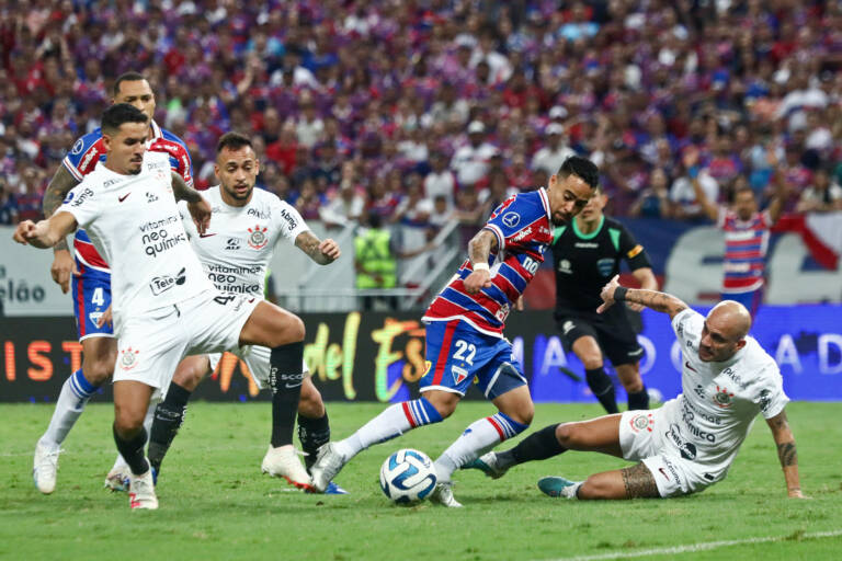 Após eliminação do Corinthians na Sula, Fábio Santos indica aposentadoria ao final do ano: 