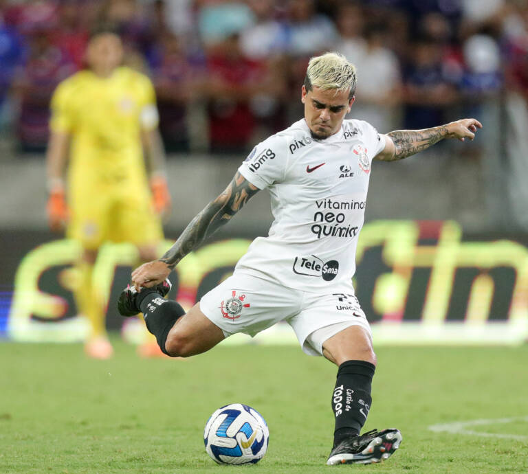 Fagner sai em defesa de Fábio Santos após eliminação do Corinthians: 