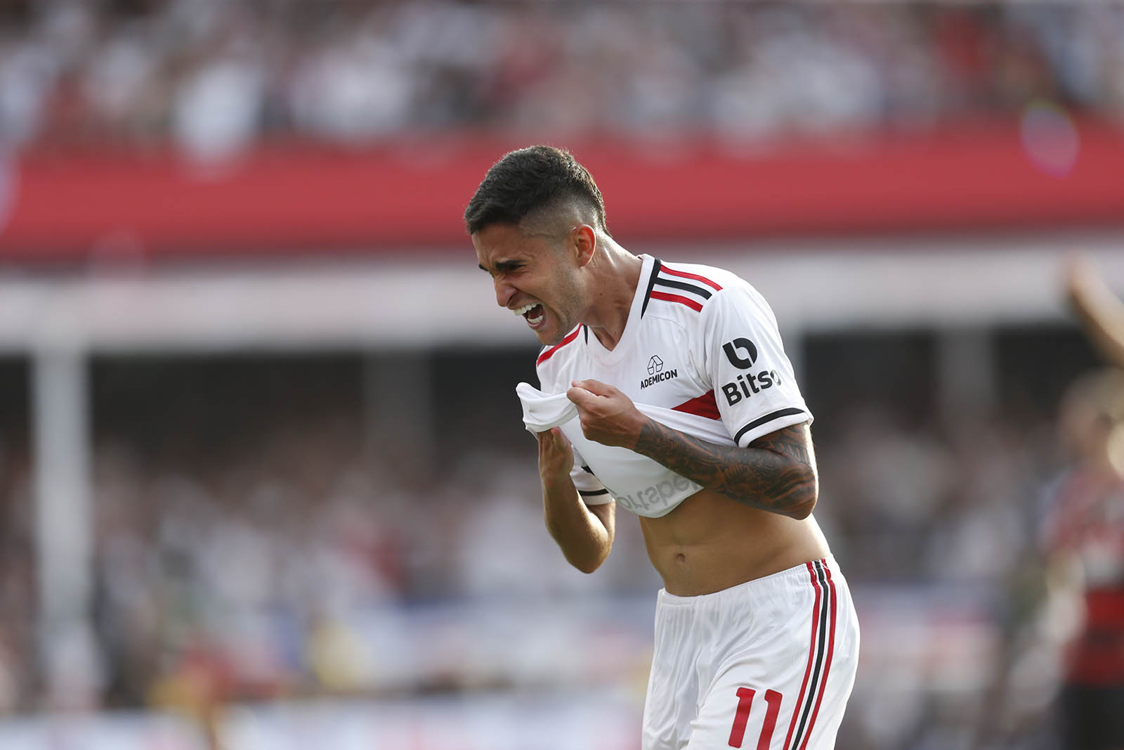 Da água para o vinho. (Foto: Rubens Chiri/saopaulofc)