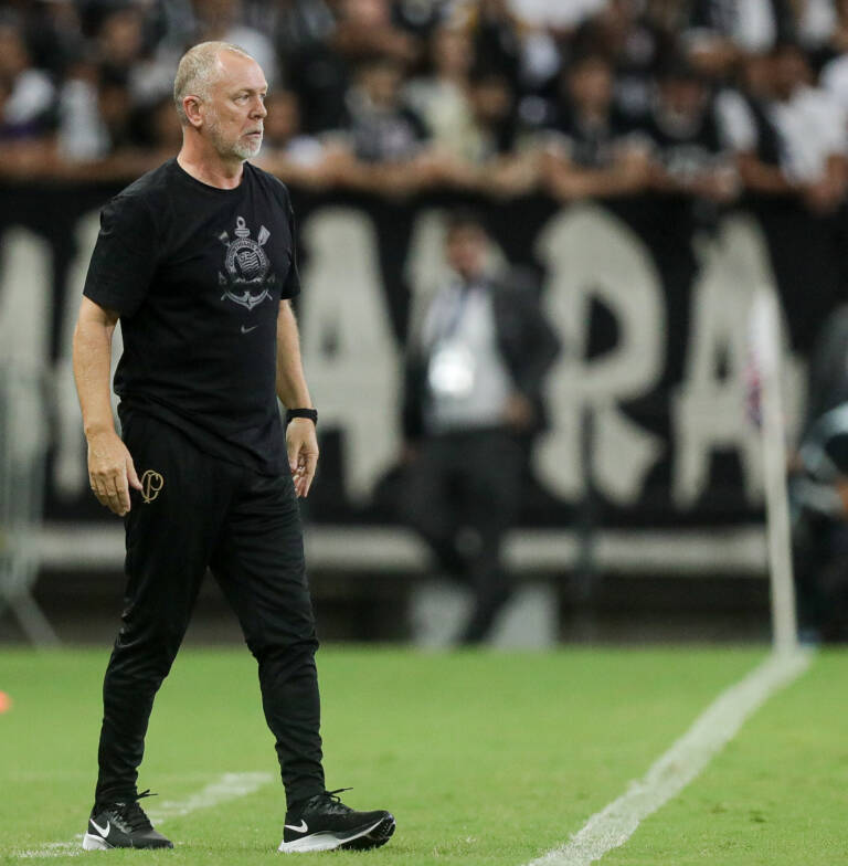 Mano Menezes deixa boas primeiras impressões no CT do Corinthians; veja bastidores