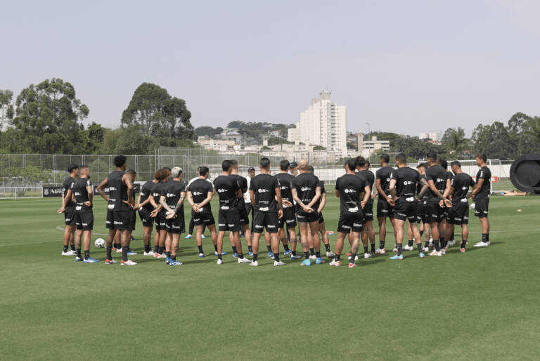 Corinthians se reapresenta e treina posse de bola visando duelo com o Flamengo
