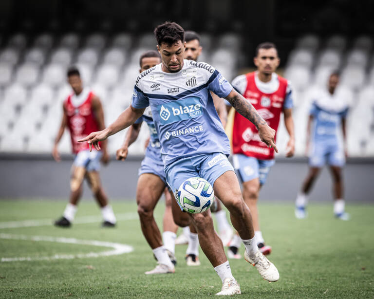 Na Vila Belmiro, Santos faz treino tático e de finalizações em preparação para clássico contra o Palmeiras