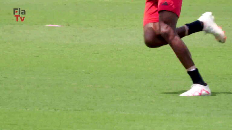 Flamengo treina situações de ataque antes de pegar o Corinthians