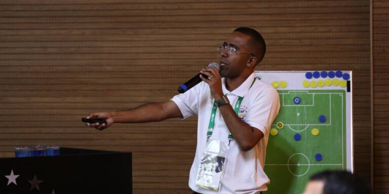 Analista de mercado do Palmeiras pede demissão para compor comissão de Tite no Flamengo