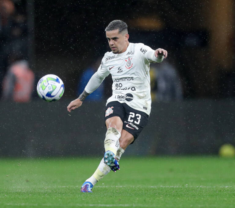 Com parte física em xeque, Fagner vive momento de maior desgaste no Corinthians; veja situação