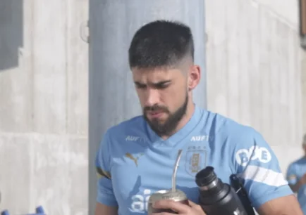 Bruno Méndez treina com seleção do Uruguai e tranquiliza torcedores do Corinthians
