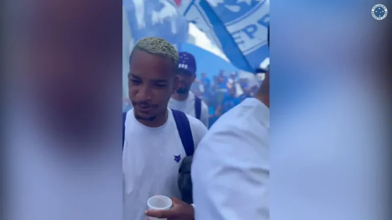 Torcida do Cruzeiro apoia time e faz reza antes da viagem para Cuiabá
