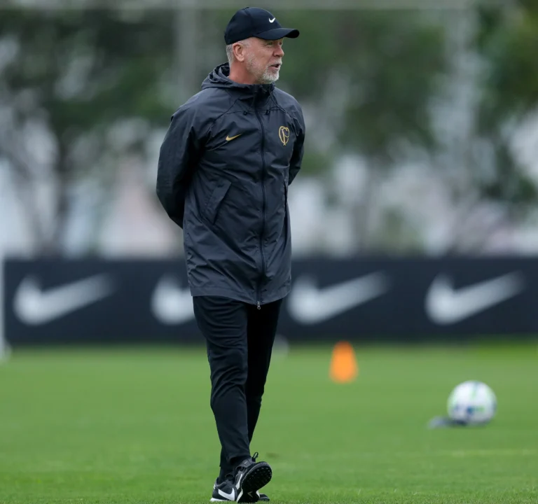 Mano divide elenco do Corinthians em dois com treinos específicos para ataque e defesa
