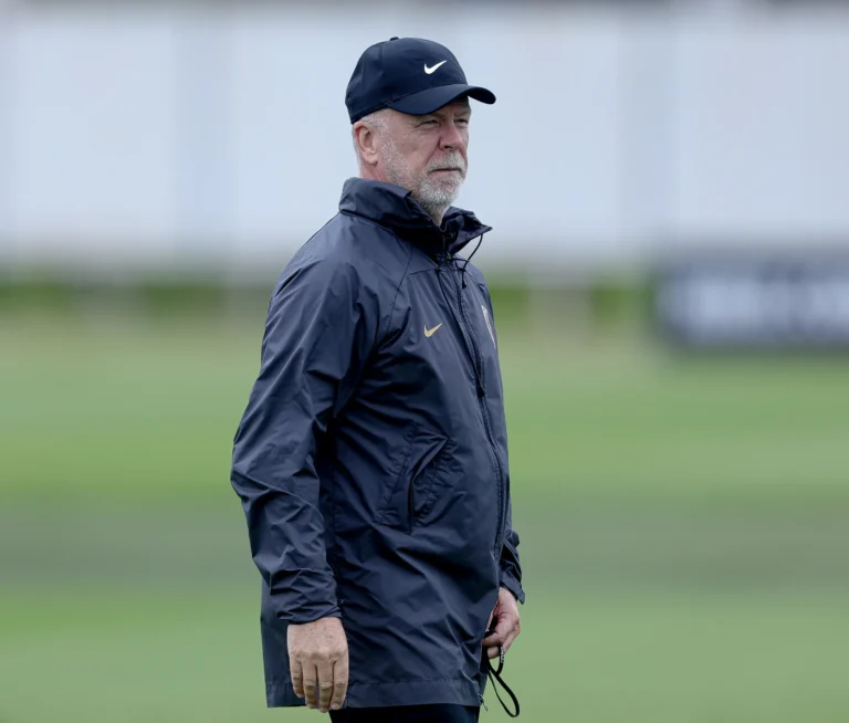 Mano Menezes afirma que ainda não está tratando da renovação de jogadores do Corinthians: 