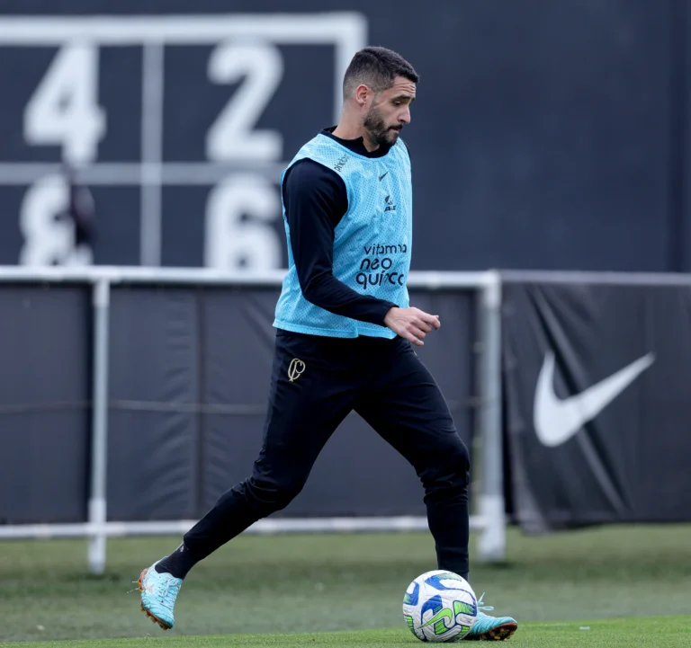 Corinthians treina em dois períodos, e Renato Augusto participa de atividade com bola; veja como foi