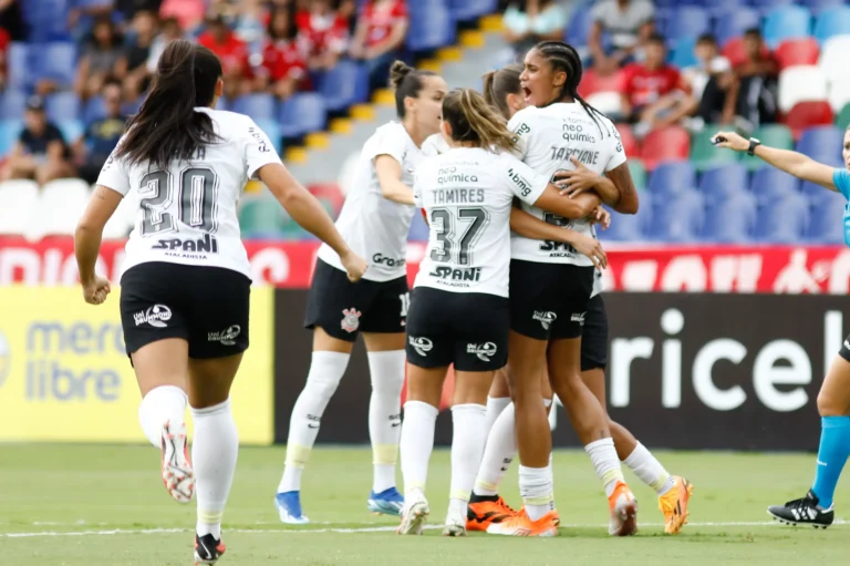 Corinthians mira premiação recorde na briga pelo título da Libertadores feminina
