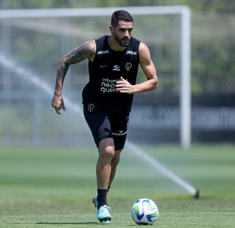 Renato Augusto treina com companheiros e ganha força para ser relacionado pelo Corinthians contra Fluminense