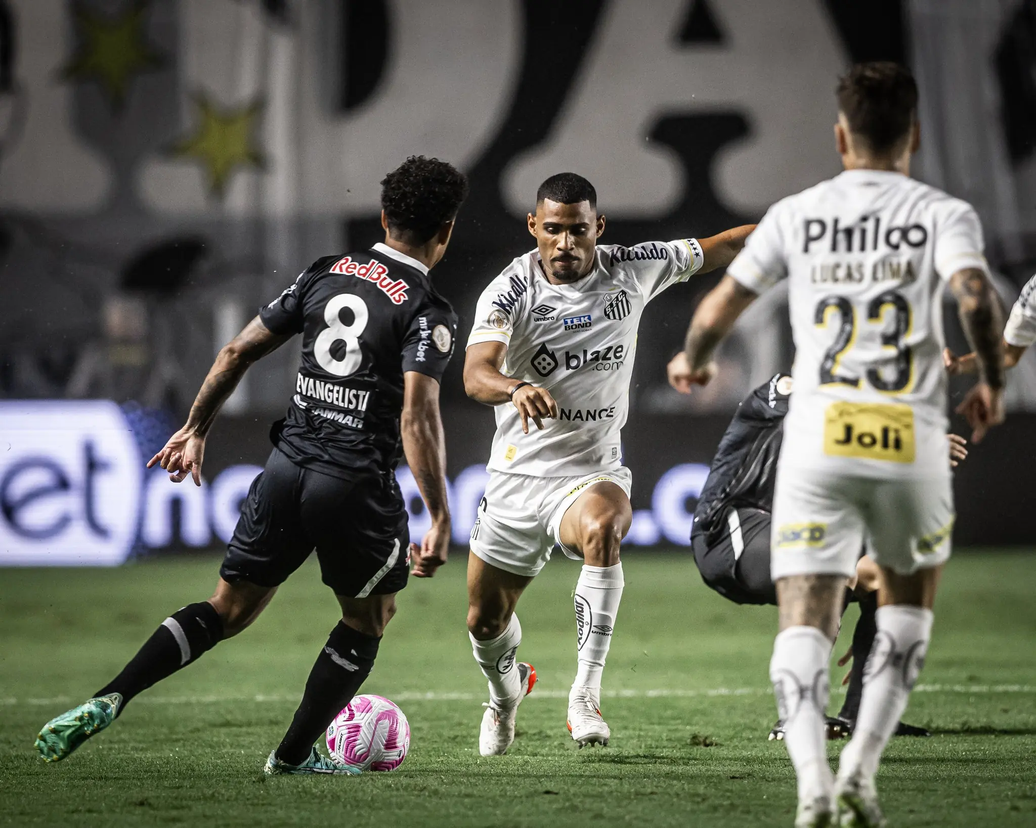 Terceira pior defesa da Série A, Santos sofre três gols em um mesmo