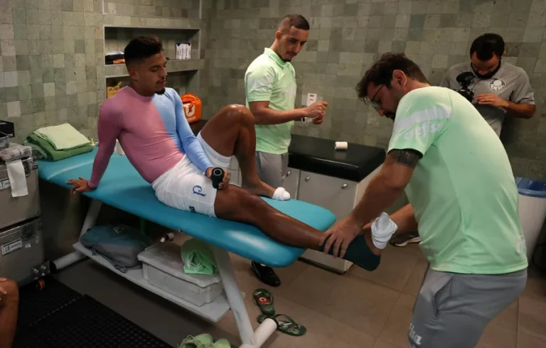 Gabriel Menino deixa jogo entre Palmeiras e Atlético-MG com dores e é substituído no primeiro tempo