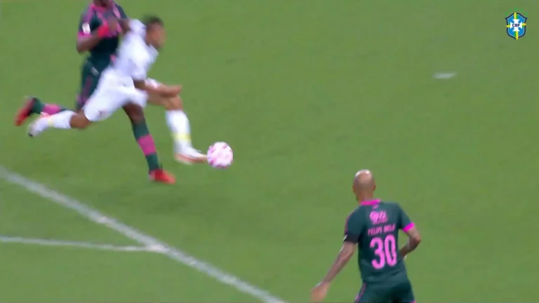 VAR analisa o pênalti a favor do Corinthians contra o Fluminense; assista