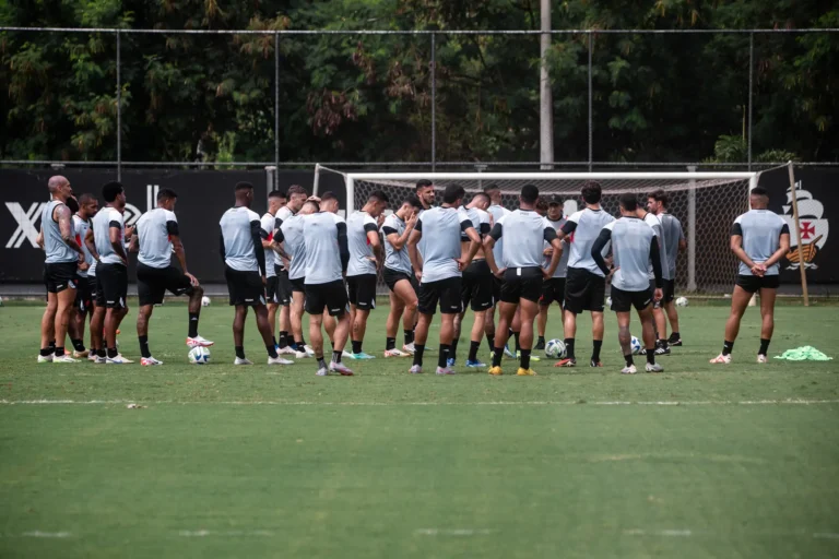 Com Medel e sem Rossi, Vasco divulga relacionados para o clássico contra o Flamengo