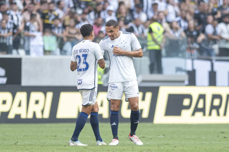 No primeiro clássico da Arena MRV, Cruzeiro supera Atlético-MG e quebra jejum no Brasileiro