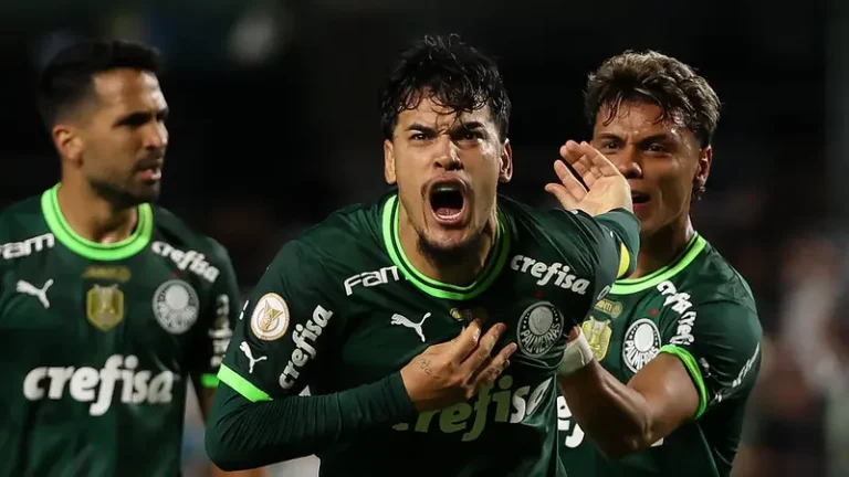 Palmeiras vence Coritiba após série de quatro derrotas e volta ao G4 do Brasileirão
