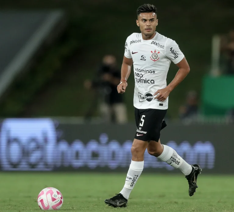 Fausto ganha moral com Mano Menezes e engata sequência como titular do Corinthians