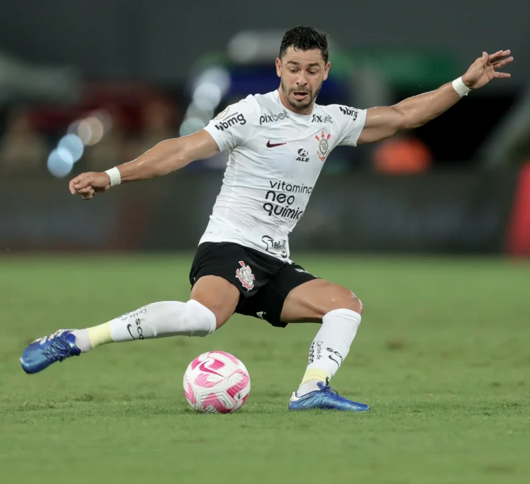 Entenda como Mano Menezes busca potencializar futebol de Giuliano no Corinthians