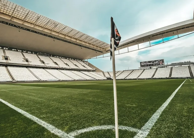 Corinthians é definido com Fagner e Santos tem Fernández titular; veja escalações