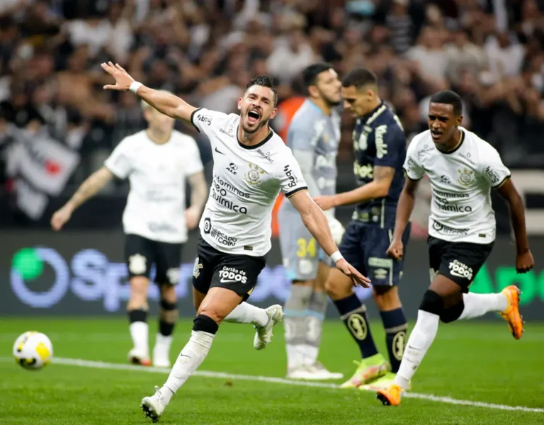 Com chance de ultrapassar o rival, Santos tem retrospecto desfavorável contra o Corinthians na Neo Química Arena