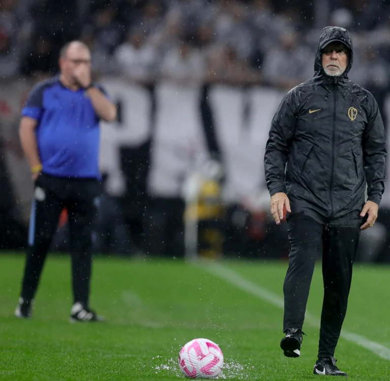 Mano Menezes elogia primeiro tempo do Corinthians contra Santos e questiona pênalti marcado: 