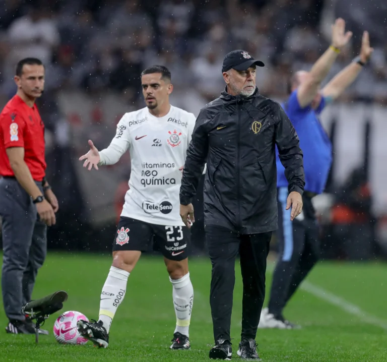 Mano Menezes projeta poucas mudanças no time do Corinthians até o final da temporada